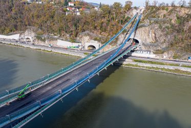 Donau Brücke A26: Hängegerüst-Einsatz hoch über der Donau